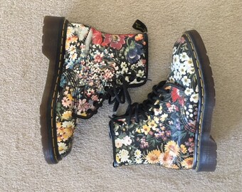 SUPER-RARE Dr Martens in coveted floral print!