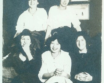 vintage photo 5 Teenage Ggirls pose in the parlor smiling photograph