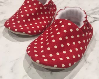 Red with White Polka Dot Moccs// Baby Mocassins// Baby Moccs// Soft Soled Shoes// Baby Shoes// Fabric Slippers// Baby Booties