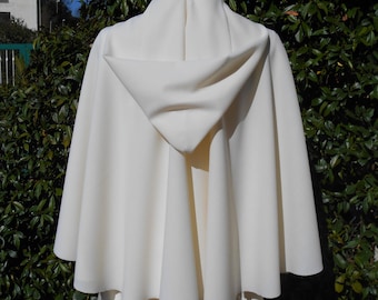 Spring cape in warm and light crepe wool with large hood