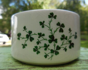 Vintage 1950s to 1960s Round Carrigaline Pottery Co. ltd Cork Ireland White Green Clovers/Shamrocks Ashtray Gold Trim