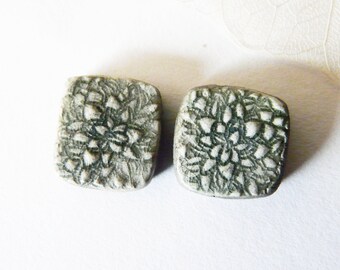 Duo cabochons fleur céramique raku, style romantique gris bleu, pièce unique fait main.