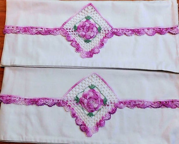 Pair Pillow Cases / Hand Crochet / Embroidery / Mid Century / Rosettes / Tatted Edging / Linens / Shams