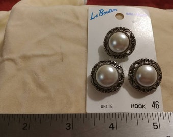 Variety of vintage buttons, see photos