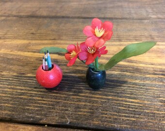 Lot of 2 Charming miniatures for dollhouse, etc.
