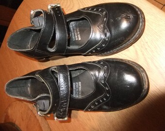1900s/1970s black leather court shoe sz 4 Circle Made in England