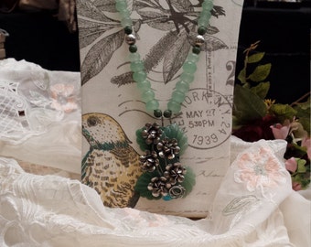 One strand faceted green beaded necklace with center drop