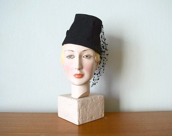 Vintage 1940s hat . black 40s felt hat
