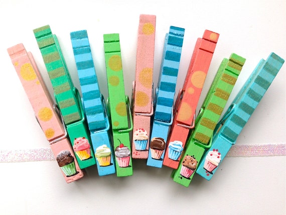 CUPCAKE CLOTHESPIN retro colors hand painted magnets