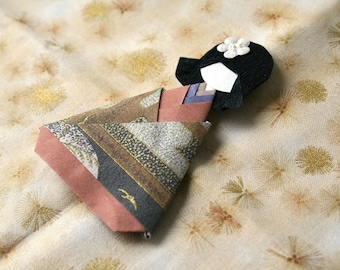 Geisha in kimono triangular #2 magnet