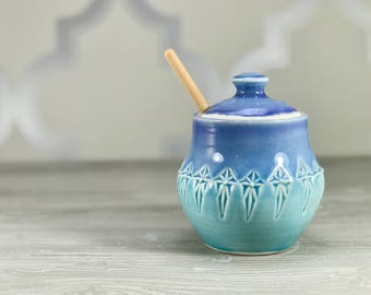 Handmade honey pot. Porcelain honey pot. Periwinkle to blue ombrè glazed - stamped pattern. Ceramic honey jar. Wooden honey dipper.