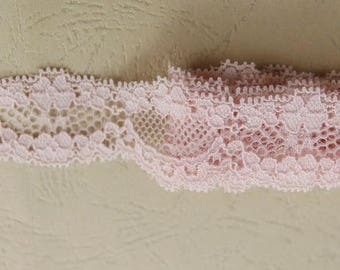Thin light pink scalloped lace 26 mm