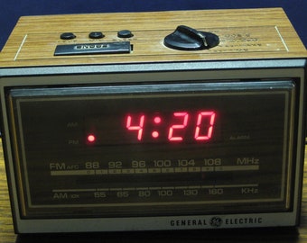 GE LED Radio Alarm Clock 7-4620D - General Electric - 1980s Vintage