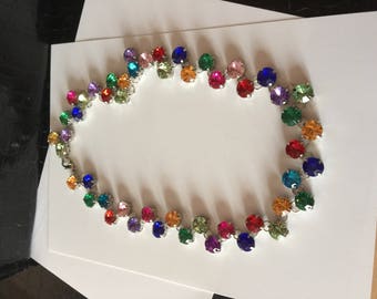 Choker necklace decorated with multi-colored stones