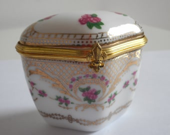 stunning vintage Del Prado hand finished porcelain pill / trinket box