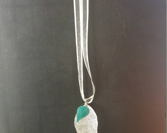 Leaf Pendant Ribbon Necklace