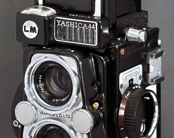Yashica 44 Black TLR Twin Lens Reflex MF Medium Format Camera w 60mm f/3.5 Yashinon Lens Works Well MiNTY !