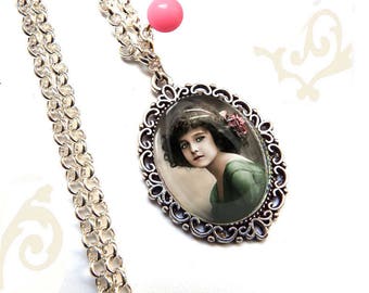 Necklace with glass dome vintage woman