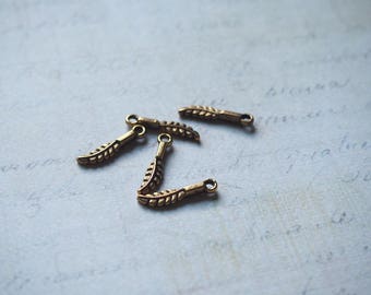 5 mini feather goldtone charms aged 16 x 3, 5mm