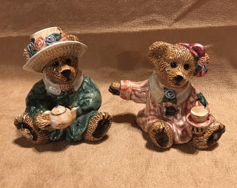 Beautiful 1992 Bearware pottery bear salt and pepper shakers in excellent condition