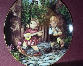 1990 M.I.Hummel 'Private Parade' Little Companions Plate collection