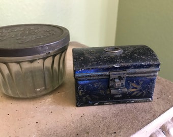 Minitaure tole stenciled box 1 3/4 inch tall