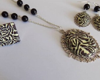 Set a long necklace, earrings and ring