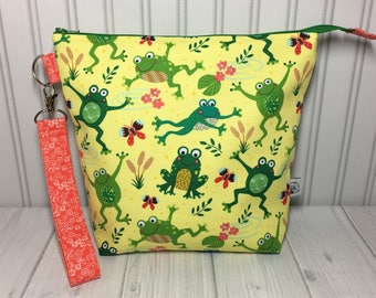 Medium Zipper with Handle Top Knitting Crochet Project Bag - Jumpy Frogs