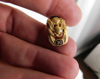 Vintage Gold Tone US Army Seal 30 Year Hat Pin dr4