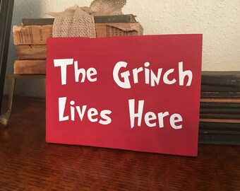 The grinch lives here wood pallet sign