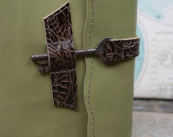 Leather Journal Refillable - Moss green with key