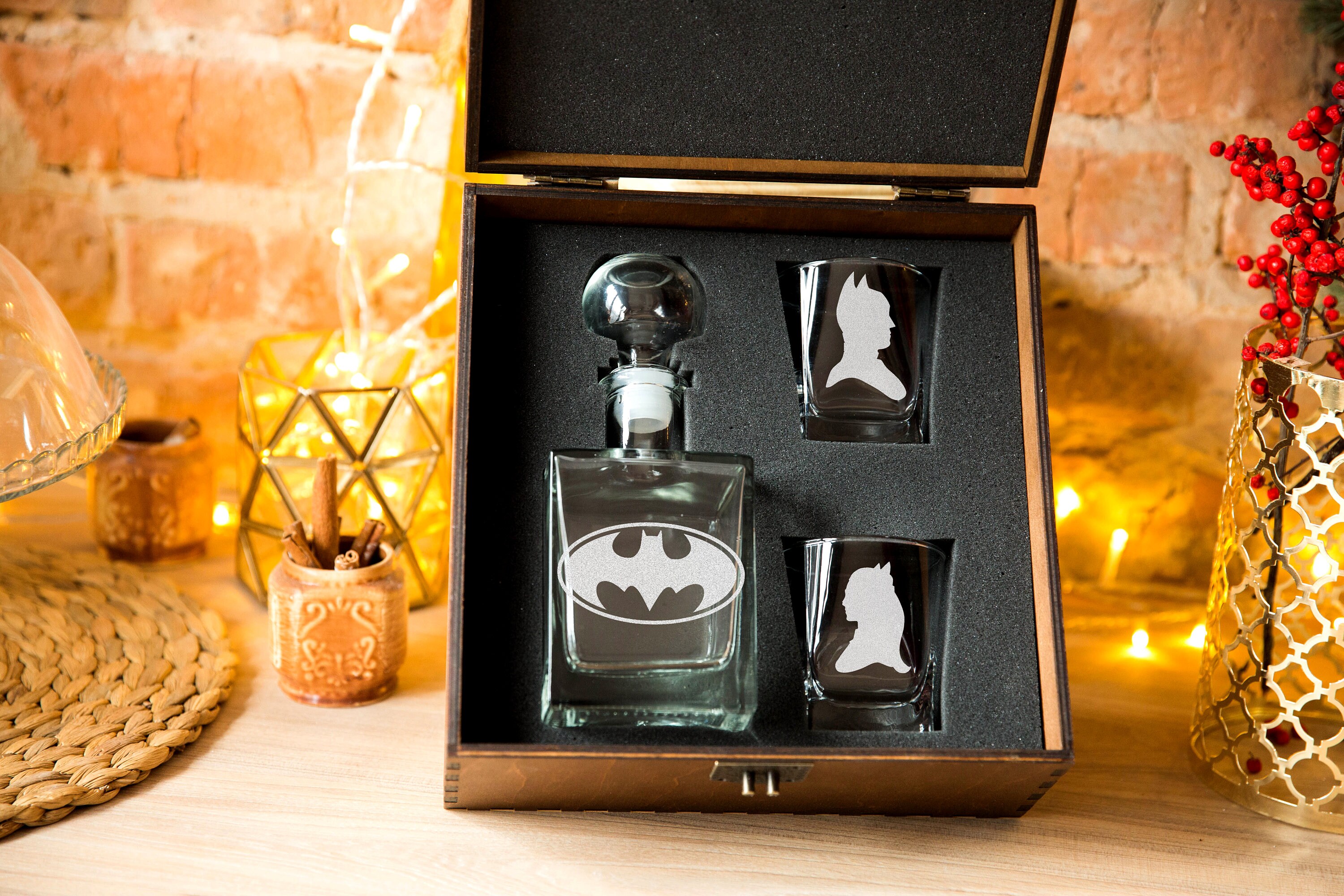 BATMAN Whiskey Decanter 17 oz. & 2 glasses DARK KNIGHT Gift
