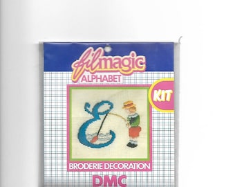 Letter "E" blue embroidery floss to customize a garment 3.5 x 3.5 cm