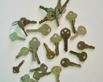 Assorted Vintage keys, lot of 25. Assorted styles, colors, makers. Metal keys, great for crafts, assemblage, collections.