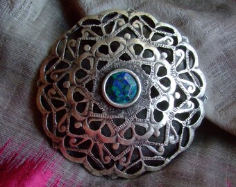Médaillon métal argenté et pierre chrysocolle * 7 cm * ciselé ajouré