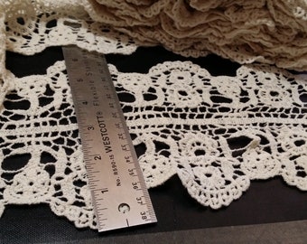 STUNNING Vintage 6 inch cotton /Double sided Scallop / floral Lace