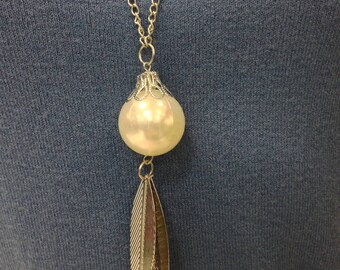 Delicate, elegant jewelre with a pendant on chain suitable both for everyday life and special event. This garniture emphasize personality