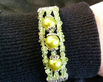 Peridot and glass pearl bracelet