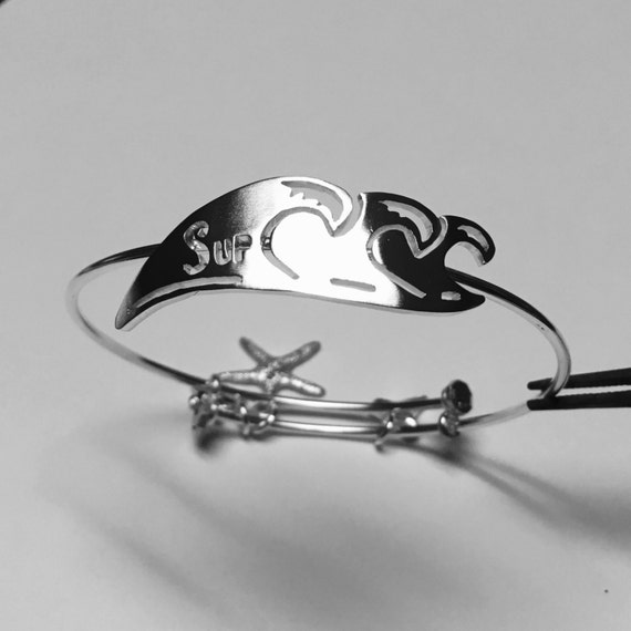 SUP and Waves expandable bracelet, made of Sterling Silver with Shark tooth, sea star and turtle charms. Stretchable bracelet.