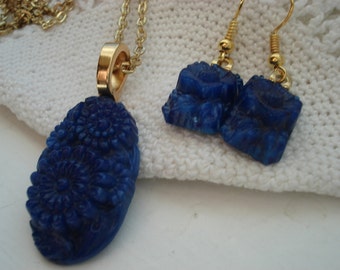 Vintage Royal Blue Carved Lapis Lazuli Glass Gold Pendant Necklace Matching Earrings Demi Parure