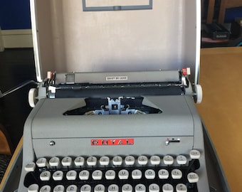Vintage Royal Quiet De Luxe Typewriter - Amazing Condition - 1950's - Clean!