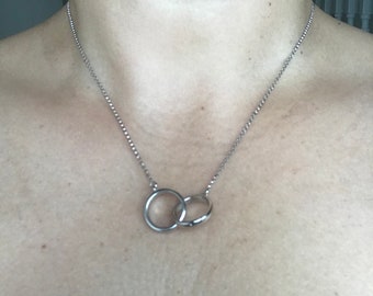Interlocking circles necklace