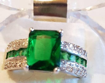 Silver 925 emerald green crystal ring. Size 9