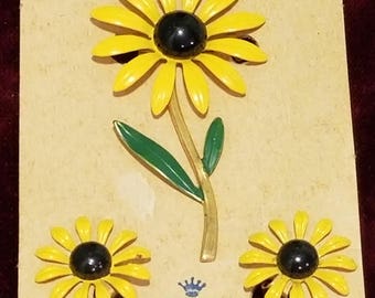 Beautiful, vintage 60's, deadstock, bright yellow, Black Eyed Susan, flower brooch and clip earring set on original card!