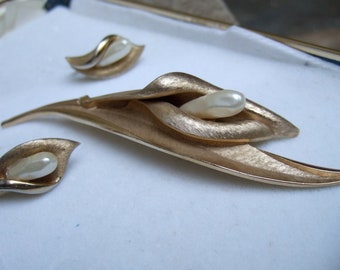 TRIFARI Pearl Flower Brooch & Earring Set in Trifari Box c 1970