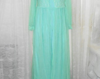 Vintage 2pc sz M LIght Mint Green Sheer Nylon NEGLIGEE / PEIGNOIR Night Gown Set w Robe ~ Union Made