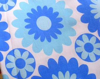 Vintage Sheet Fabric, Mod Flower, Sheet Fabric, Reclaimed Fabric, 1970s Pop Flowers, Patchwork, Quilting, Up-cycling