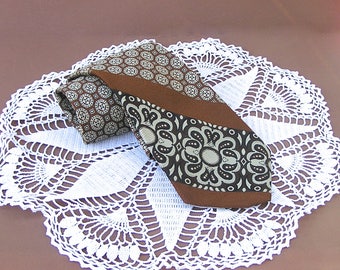 Vintage Necktie . 1970s Mens Fashion Accessory . 70s Polyester Tie . Lilly Daché • Paris • Rome • Los Angeles