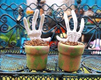Miniature 1:12, calavera hand in pot, great to decorate our witch and wizard houses or magic stores.