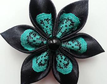 5 cm fleur noire et dentelle verte petales pointus